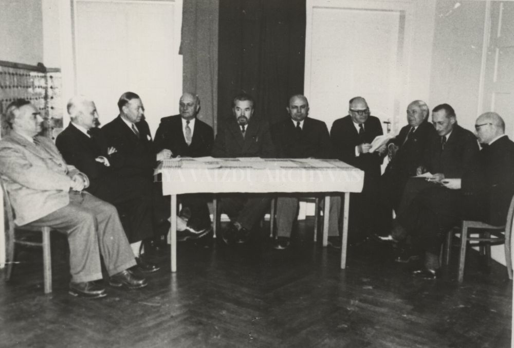 Iš kairės penktas - VLIK pirmininkas (1945-1955) prelatas Mykolas Krupavičius. LCVA nuotr.